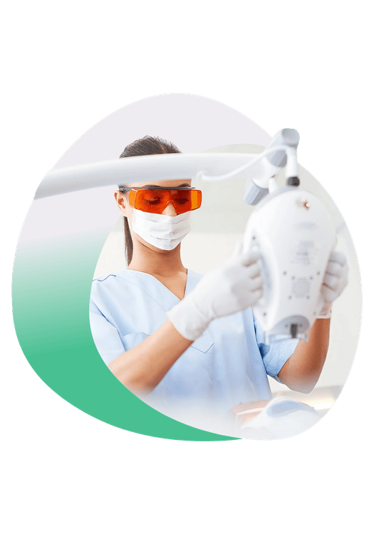 Especialista Eudent realizando Blanqueamiento Philips Zoom