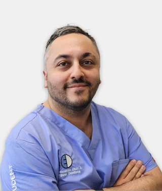 Dr. Leonardo Díaz, especialista en implantología