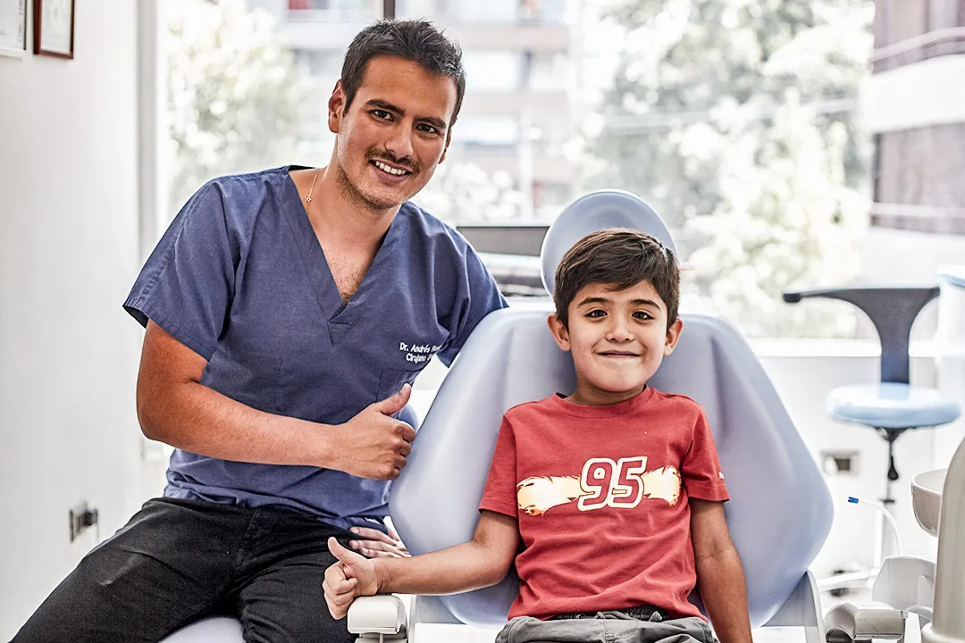 Odontopediatra con un niño en la clínica Eudent